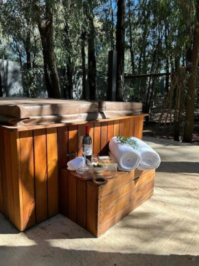 Luxury Tranquil Treehouse & Hot Tub